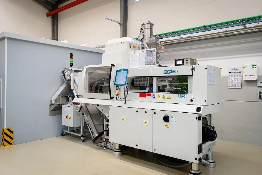 Cleanroom injection molding machine