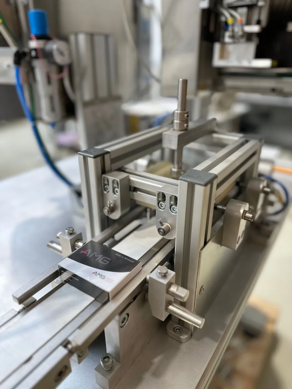 Labeling and packaging / boxing machine