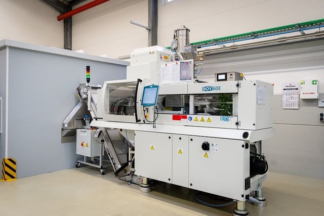 High-precision cleanroom injection molding
